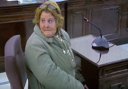 Imagen de Isabel García tomada de un monitor de televisión de la Audiencia Provincial de Huelva durante el juicio por el 'caso Mari Luz'