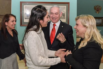 Netanyahu y su esposa, Sara, saludan a Naama Issachar (centro) y a su madre en Moscú.