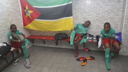 En el vestuario, antes de jugar el segundo partido de la Donosti Cup. Máxima concentración de los niños mozambiqueños.