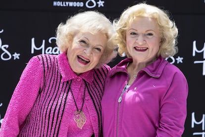 La veterana Betty White con su figura del Madame Tussauds de Hollywood.