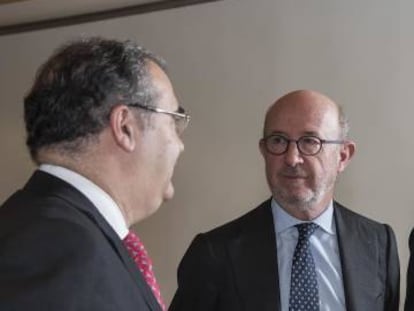 Los expresidentes del Banco Popular, &Aacute;ngel Ron (izquierda) y Emilio Saracho, en diciembre de 2016. 