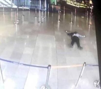 Primeira imagem do homem abatido em Orly. É um fotograma de uma câmera de segurança.