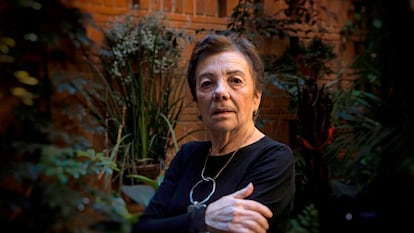 La fotógrafa mexicana Graciela Iturbide posa para un retrato en su casa de Ciudad de México, en marzo de 2022.