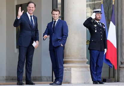 El primer ministro holandés, Mark Rutte, y el presidente de Francia, Emmanuelle Macron, este miércoles en París.