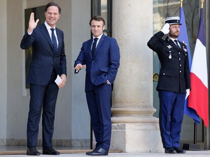 El primer ministro holandés, Mark Rutte, y el presidente de Francia, Emmanuelle Macron, este miércoles en París.