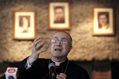 El cardenal Tarcisio Bertone, durante su rueda de prensa en Santiago de Chile.
