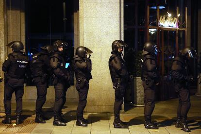 Agentes de la Policía Nacional esperan ordenes momentos antes del desalojo de los taxistas del paseo de la Castellana, este lunes.