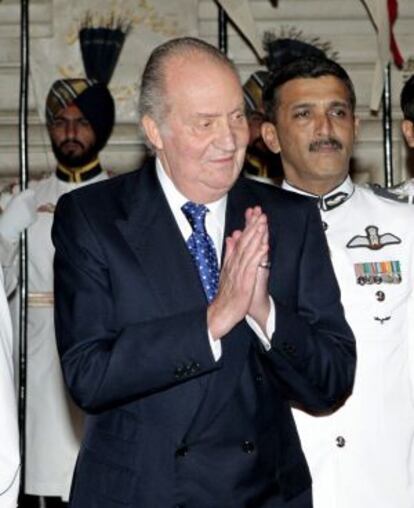 El rey saluda a un invitado antes de la cena que el presidente indio Pranab Mujerjee le ofreció en Nueva Delhi el pasado 26 de octubre.