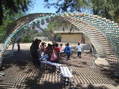 Arquitectura con latas de refresco