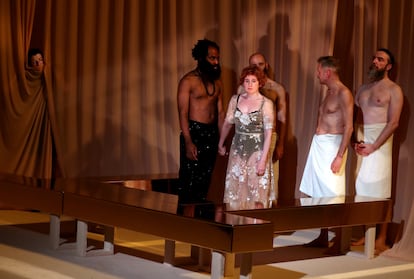 En primer plano, los actores Chumo Mata y Mari Paz Sayago, en un ensayo de 'Othello', dirigido por Marta Pazos.