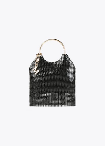 Lola Casademunt cuenta con este bolso en formato saco de malla negra y asa de mano dorada que es perfecto para las noches de fiesta que están por venir. Pero, gracias a que las reglas que definían lo que era estrictamente de noche y lo que era de día se han difuminado del todo, también es una excelente opción para llevar con tus vaqueros favoritos. (119 euros).
