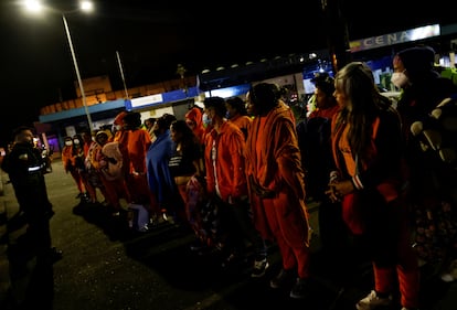 Un grupo de colombianos espera el proceso de deportación en el puente internacional de Rumichaca, en Tulcán (Ecuador), el 29 de julio.