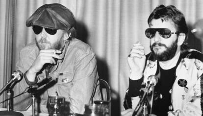 Harry Nilsson, junto a su íntimo amigo Ringo Starr en una conferencia de prensa