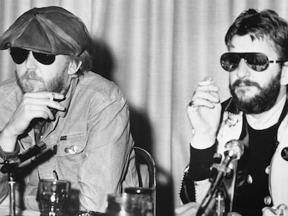 Harry Nilsson, junto a su íntimo amigo Ringo Starr en una conferencia de prensa