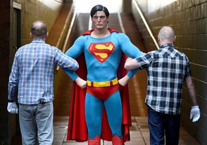 El traje utilizado por el actor Christopher Reeve durante el rodaje de la primera y segunda película de Superman es mostrado en la presentación de una subasta en Londres (Reino Unido). Prop Store subastará un total de 600 artículos del mundo del cine el próximo 20 de septiembre de 2018