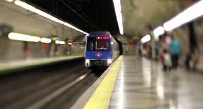 Un tren entra en una de las estaciones del metro.