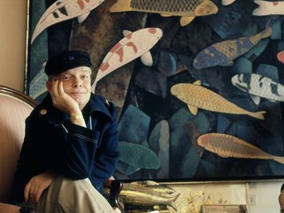 O escritor Truman Capote em 1976 em um recanto na sua casa de Palm Springs, Califórnia, demostrando que é possível viajar até mesmo sem sair de casa.