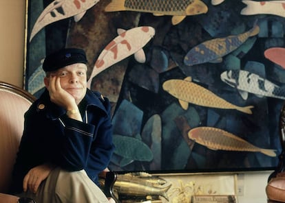 O escritor Truman Capote em 1976 em um recanto na sua casa de Palm Springs, Califórnia, demostrando que é possível viajar até mesmo sem sair de casa.