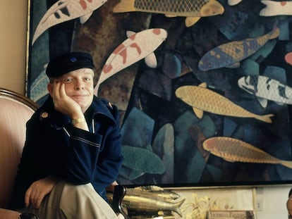 El escritor Truman Capote en 1976, en un rincón de su casa de Palm Springs, California, demostrando que se puede viajar, incluso navegar sin salir de casa | Horst P. Horst / Getty