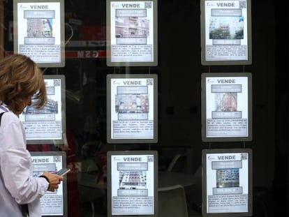  Anuncios de venta de pisos en una inmobiliaria en Madrid. 