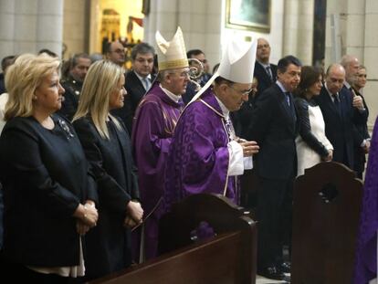El arzobispo de Madrid, Carlos Osoro (centro izquierda), en la misa por el und&eacute;cimo aniversario del 11M. 