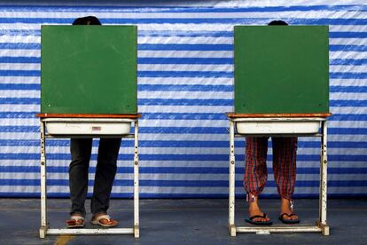 Dos tailandeses votan en las elecciones de 2014, un proceso electoral que no se completó en todas las regiones por las movilizaciones contra el Gobierno.