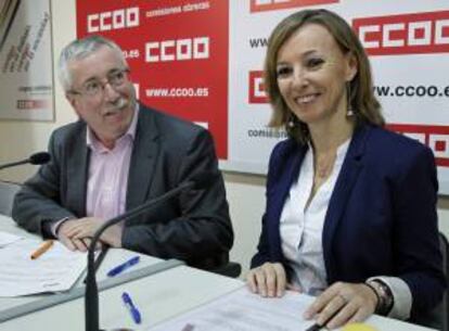 El secretario general de CCOO, Ignacio Fernández Toxo (i), y la secretaria general de la Unión de Asociaciones de Trabajadores Autónomos y Emprendedores (UATAE), María José Landaburu (d). EFE/Archivo