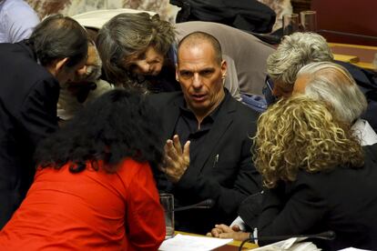 El 'no' se ha impuesto en el referéndum con un 61,31 por ciento de los votos y tras ser mayoritario en todas las regiones del país, según revelan los datos con el recuento completado. En la imagen, Varoufakis habla con algunos de sus compañeros en el Parlamento griego en Atenas, el 28 de junio de 2015.