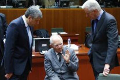 El ministro de Econom&iacute;a de Austria, Michael Spindelegger, (a la izquierda), junto al comisario europeo de Mercado Interior, Michel Barnier, (derecha) y el ministro de Finanz&aacute;s alem&aacute;n, Wolfgang Schaeuble.