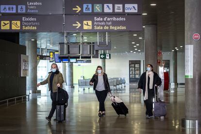 Llegada al aeropuerto de Valencia de turistas a finales de marzo.