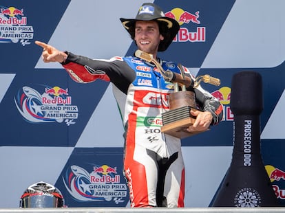 Alex Rins celebra su triunfo en el Gran Premio de las Américas.