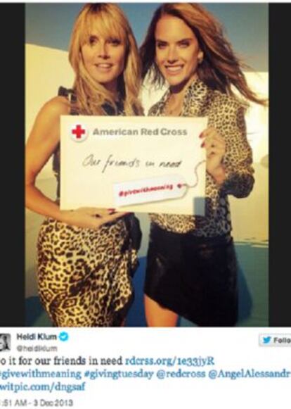 Heidi Klum y Alessandra Ambrossio con su cartel de apoyo a la campa&ntilde;a.