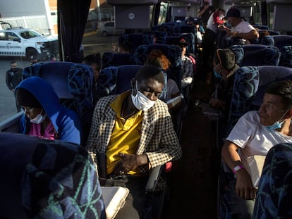 Un grupo de migrantes centroamericanos, aborda autobuses que los trasladarán a ciudades del norte de México, el pasado 22 de diciembre.