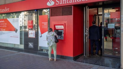 Vista de archivo de una sucursal del Banco Santander. 