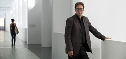 El nuevo director del Macba, fotografiado ayer en el museo situado en el barrio del Raval de Barcelona.