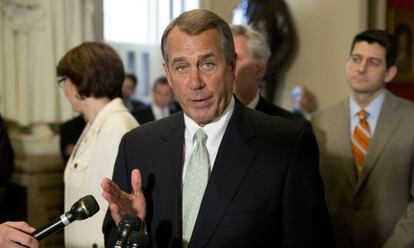 John Boehner se dirige a la prensa tras la aprobación de su ley para prorrogar el techo de deuda.