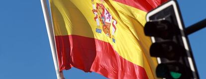 Bandera de Espa&ntilde;a en la plaza de Col&oacute;n. 