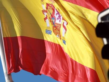 Bandera de Espa&ntilde;a en la plaza de Col&oacute;n. 