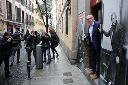 El director Danny Boyle posa para la prensa española en el estreno de 'T2 Trainspotting' en el pub La Via Láctea de Madrid.