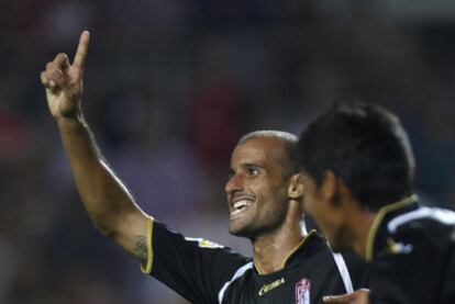 Mikel Rico celebra el gol de la victoria del Granada.