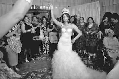 La flamante novia, Pipi, baila el día de su boda con el segundo vestido, de corte sirena y escote corazón.