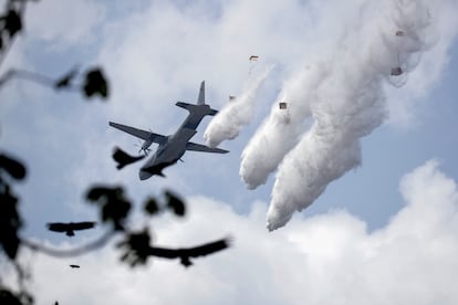 La Fuerza Aérea de Colombia participa junto con el Servicio Aeronaval de Panamá en el combate del incendio en el mayor vertedero del país.
