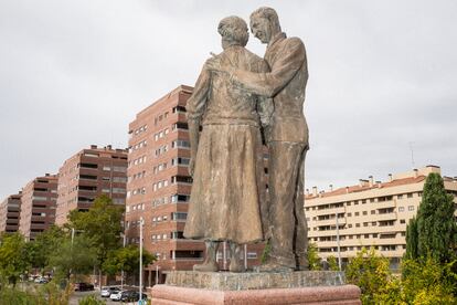 La estatua que Paco el Pocero construyó en una rotonda del Quiñón y que erige la figura de su padre, Pedro Hernando, y su ,madre Filomena Contreras.