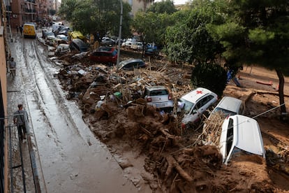 Vehículos y escombros en una calle de Paiporta, este miércoles.