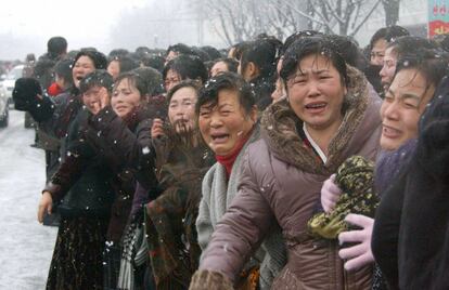 Norcoreanas lloran desconsoladas al paso de la procesión funeraria de Kim Jon il en Pyongyang.