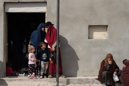 Várias mulheres conversam perto do mercado no dia 16 de março. Nesse campo, há cerca de 800 das 40.000 mulheres que permanecem em cativeiro por causa de seus laços jihadistas.