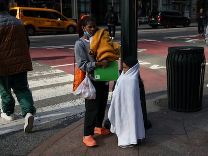 Una mujer migrante venezolana con sus hijos en Midtown, Nueva York, el 8 de enero.