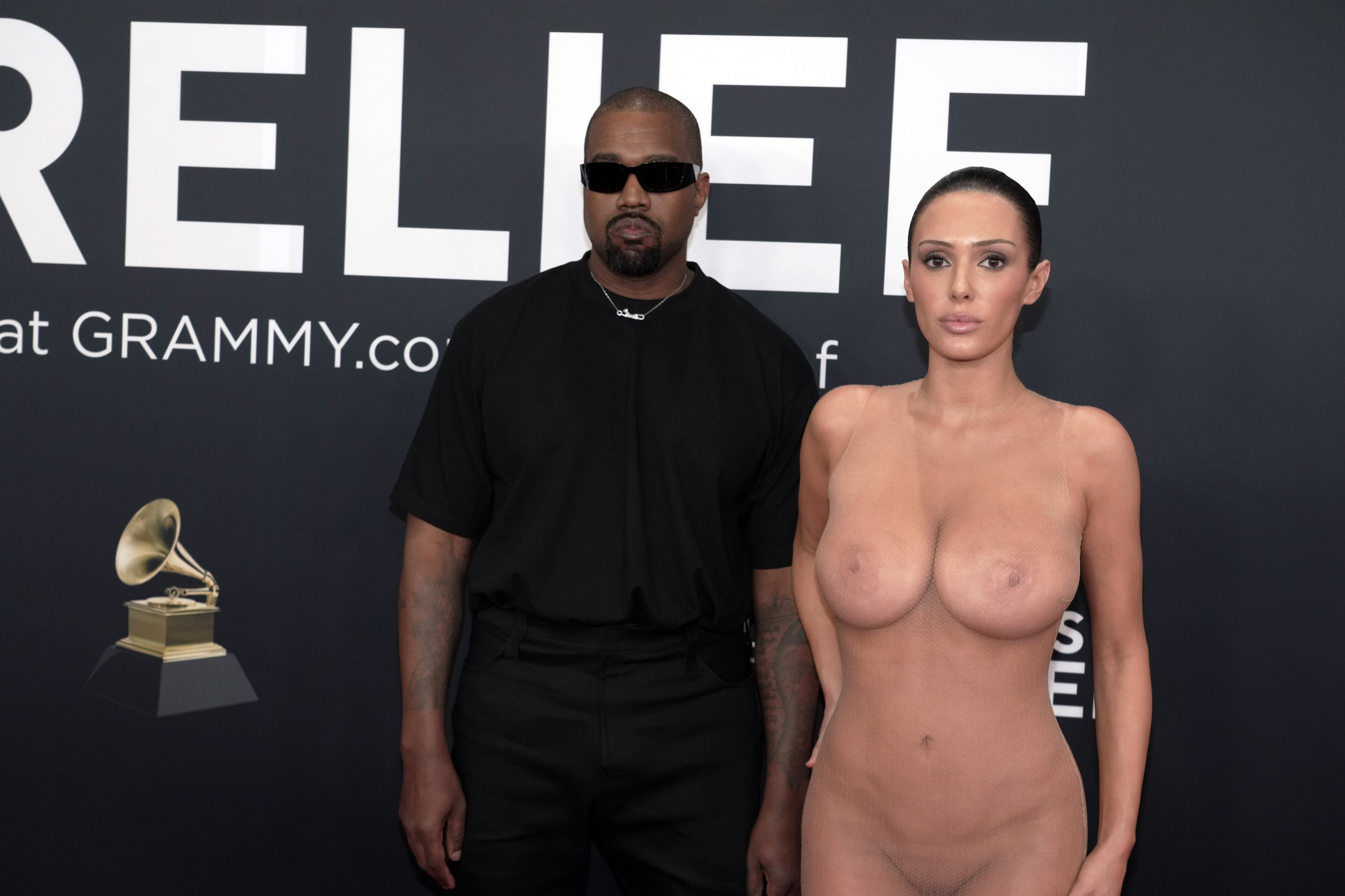 Kanye West y Bianca Censori se separan tras dos años de mediático y polémico matrimonio 1 Kanye West y Bianca Censori a su llegada a la ceremonia de los premios Grammy.