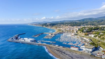 el Museu Marès de la Punta, con una amplia colección de encajes: tanto aquí como en el cercano pueblo de Arenys de Munt existe una larga tradición en el arte de tejer con bolillos. A las afueras, además del cementerio, puede verse la Torre dels Encantats, un torreón circular construido entre los siglos XIII y XIV.