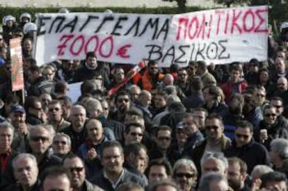 Miles de trabajadores se manifiestan frente al Parlamento contra el programa de austeridad económica planteado por el Gobierno, en Atenas (Grecia). EFE/Archivo